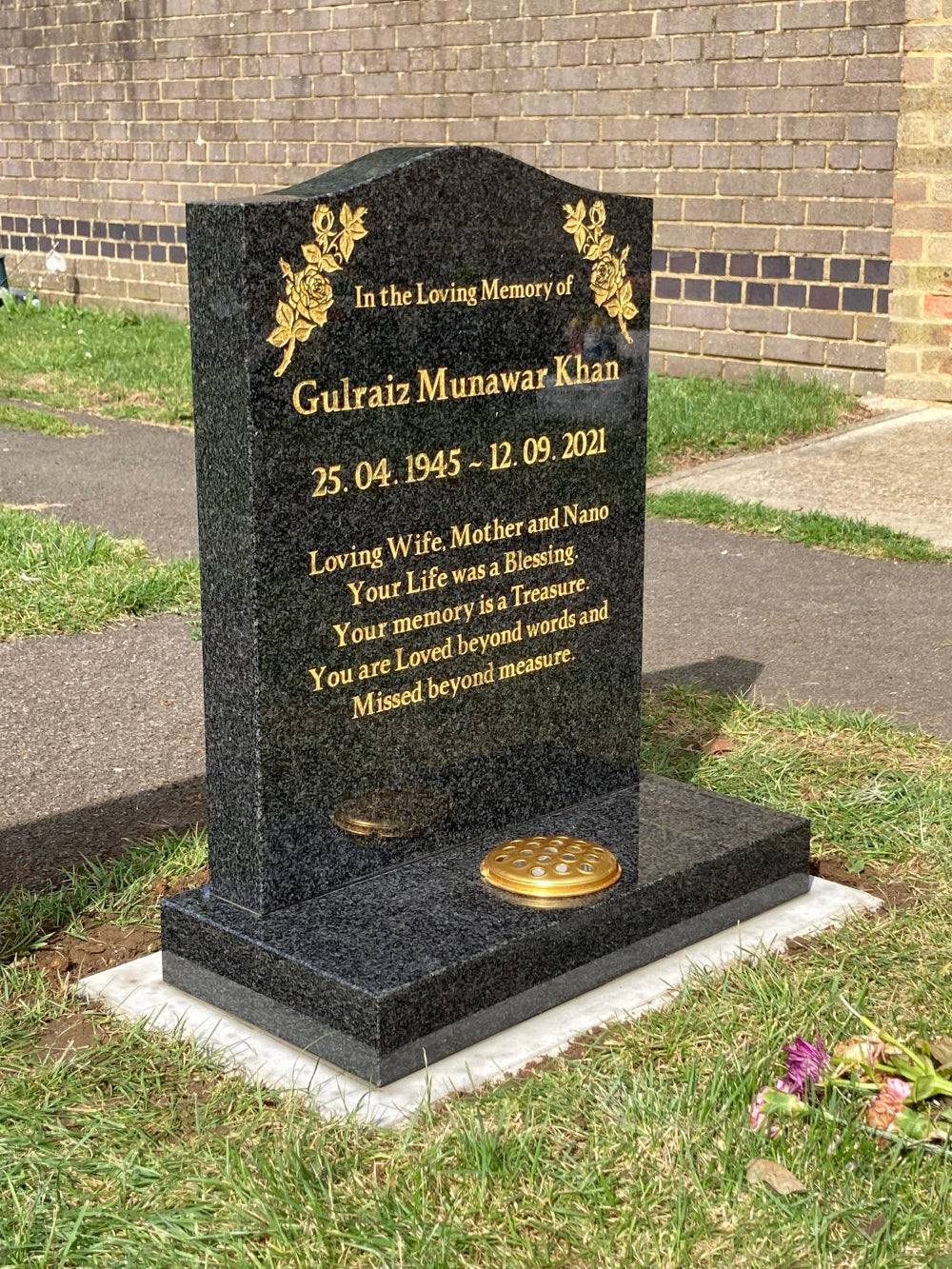 Example of gold lettering and decorative motifs on a traditional granite headstone
